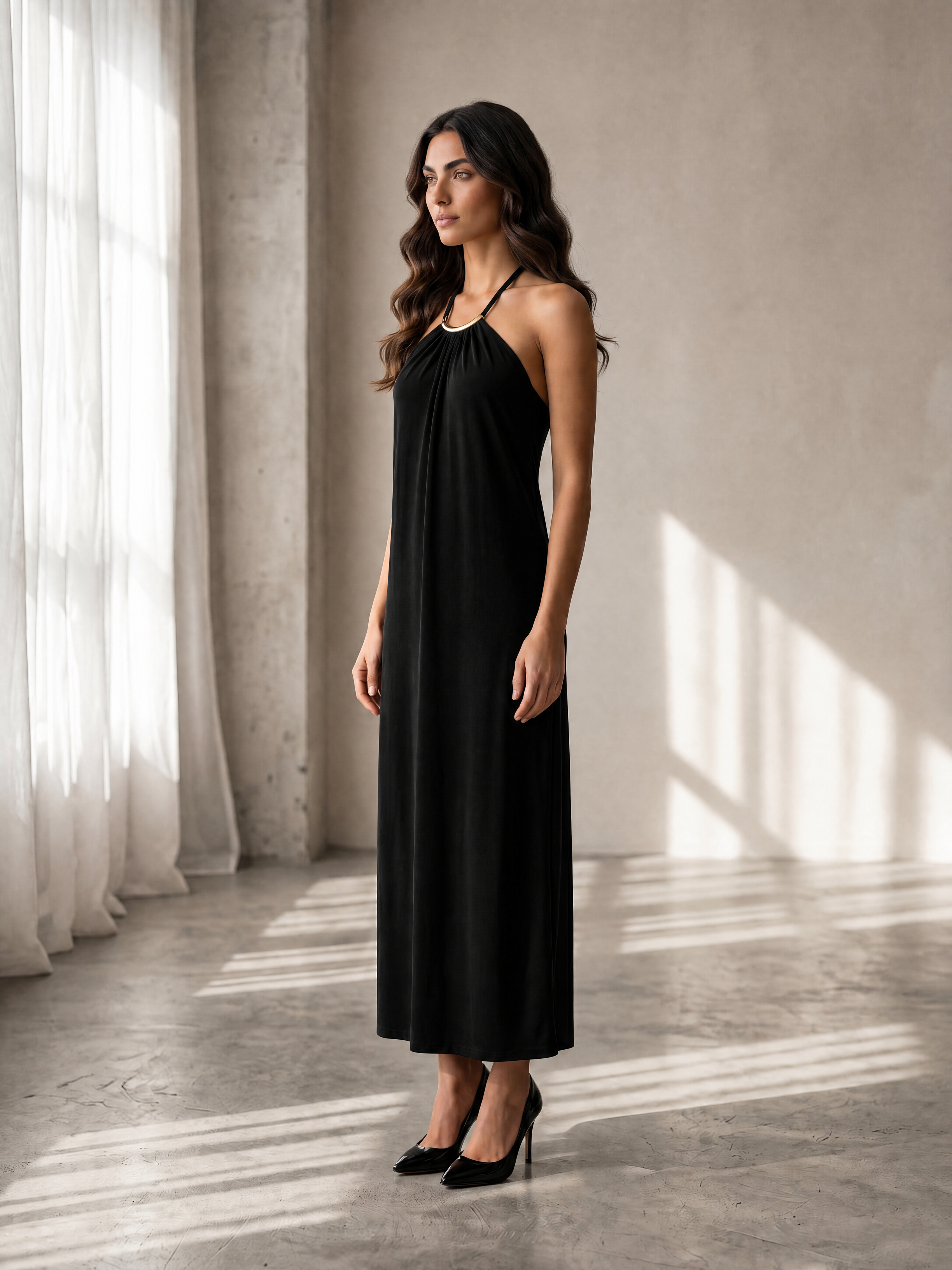 Kadın Halter Yaka Metal Aksesuar Detaylı Maxi Elbise – Minimalist Gece Şıklığı